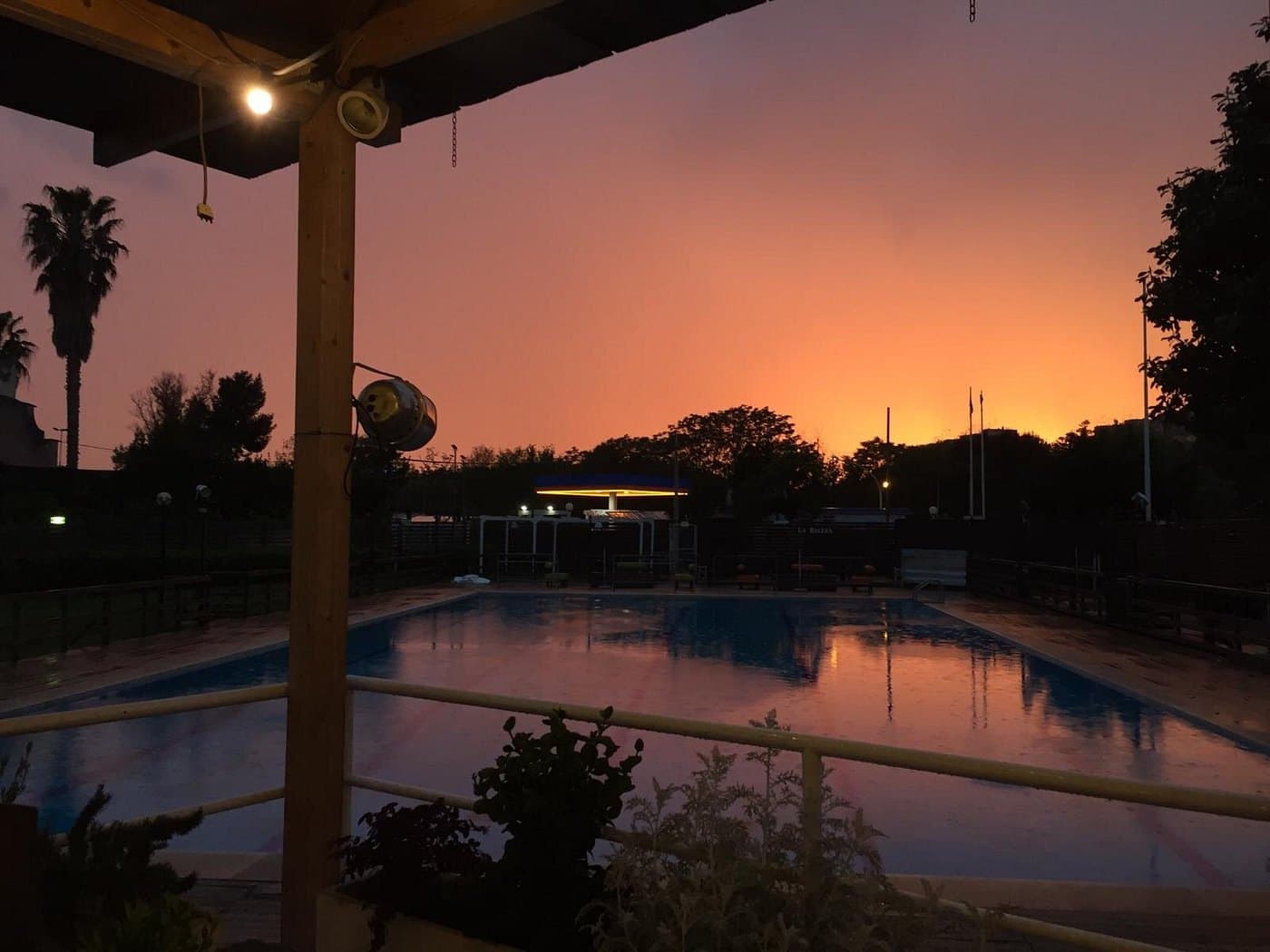 Aperitivo al tramonto in piscina Almus Sporting Village